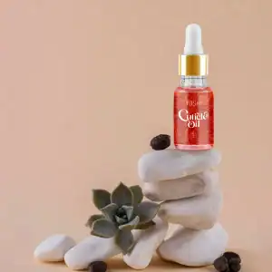 Nagelverzorgingsproduct met Yoshi Cuticle Oil op stenen en succulent, minimalistisch en rustgevend.