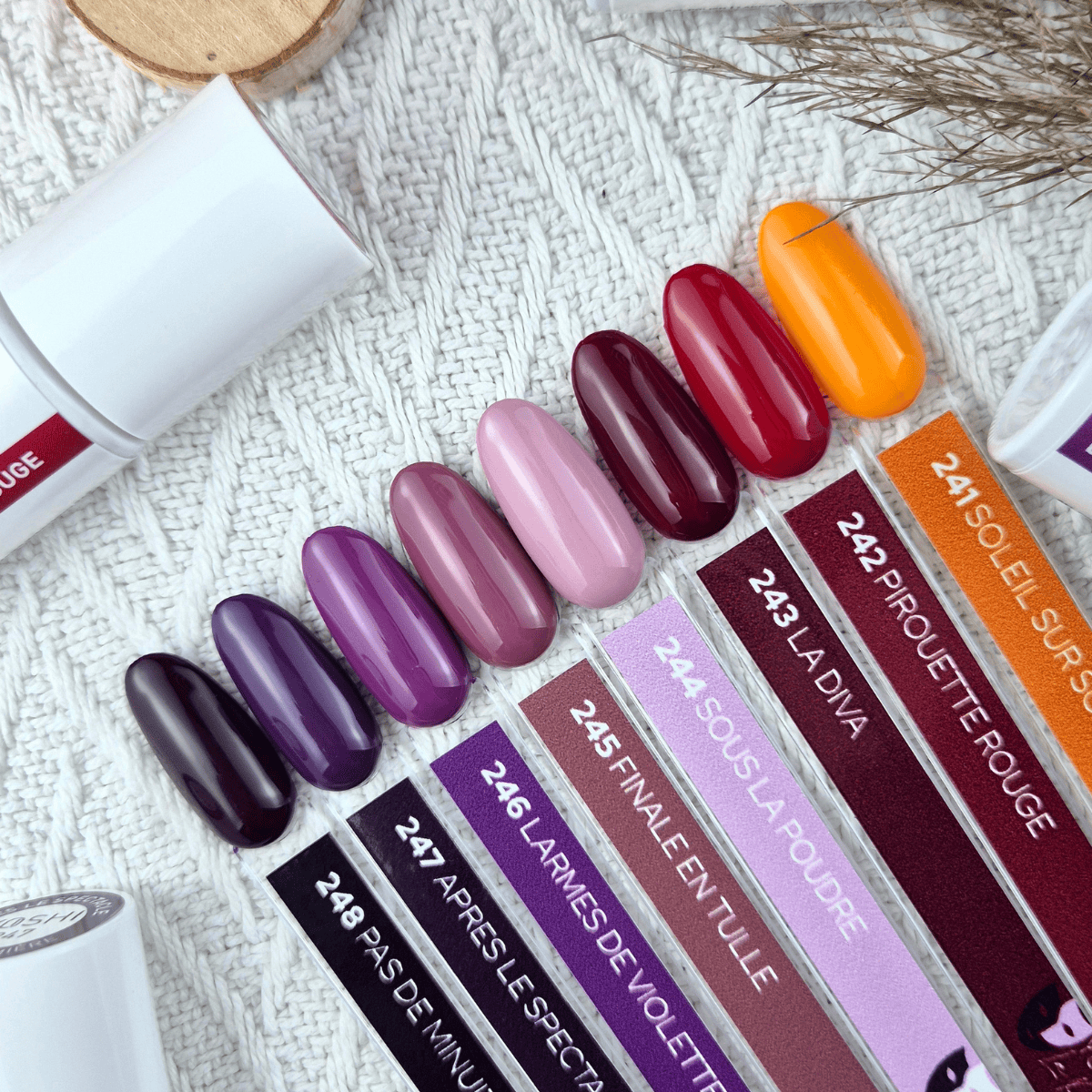 Kleurenstalen voor nagelkunst met diverse lakkleuren en kleurcodes.