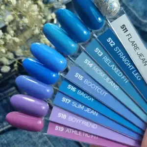 Zeer mooie blauwe en paarse nagellakstalen met glitteraccenten voor manicure en nagelverzorging.