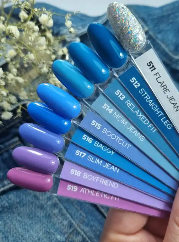 Zeer mooie blauwe en paarse nagellakstalen met glitteraccenten voor manicure en nagelverzorging.