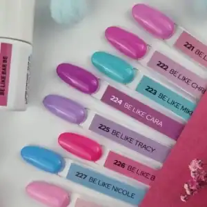 Zachte pastel nagellakstalen in roze, blauw en paars, met bijpassende naamlabels en een witte nagell.