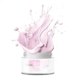 Close-up van een potje met roze nagelverzorgingsproduct en spetterende vloeistof.