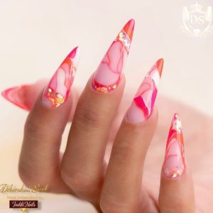 Marmer nagelontwerp met roze en goud accenten, perfect voor elegante en trendy nagels.