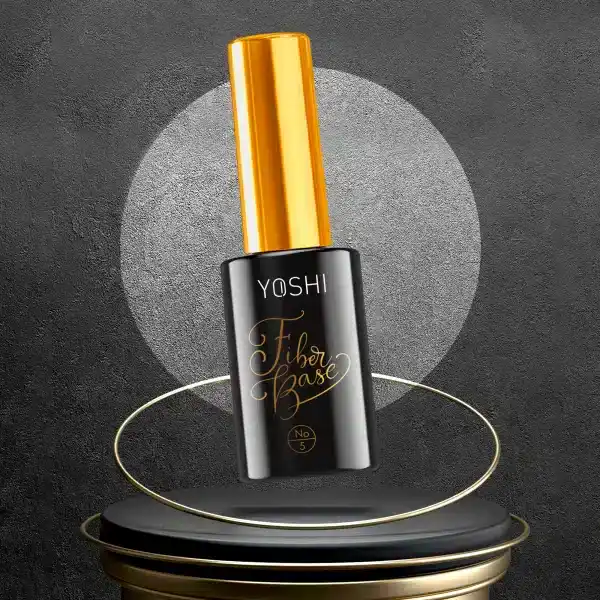 Zwarte en gouden nagellakfles met Yoshi Fiber Base op een zwart en grijs achtergrond.