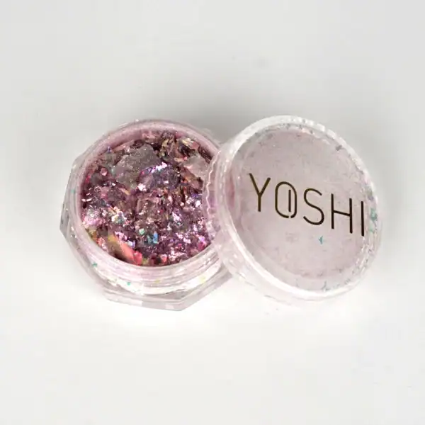 Glinsterende roze en zilveren glitter voor nagelkunst, Yoshi merk, close-up.