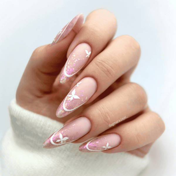 Gelnagels met witte bloemen en glitter, elegant en trendy manicure voor speciale gelegenheden.