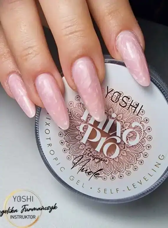 Gelnagels in zachte roze kleur met glans, perfect voor elegante nagelstyling.