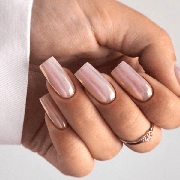 Gelnagels met parelmoer glans op natuurlijke nagels, manicure door Indiki Nails.