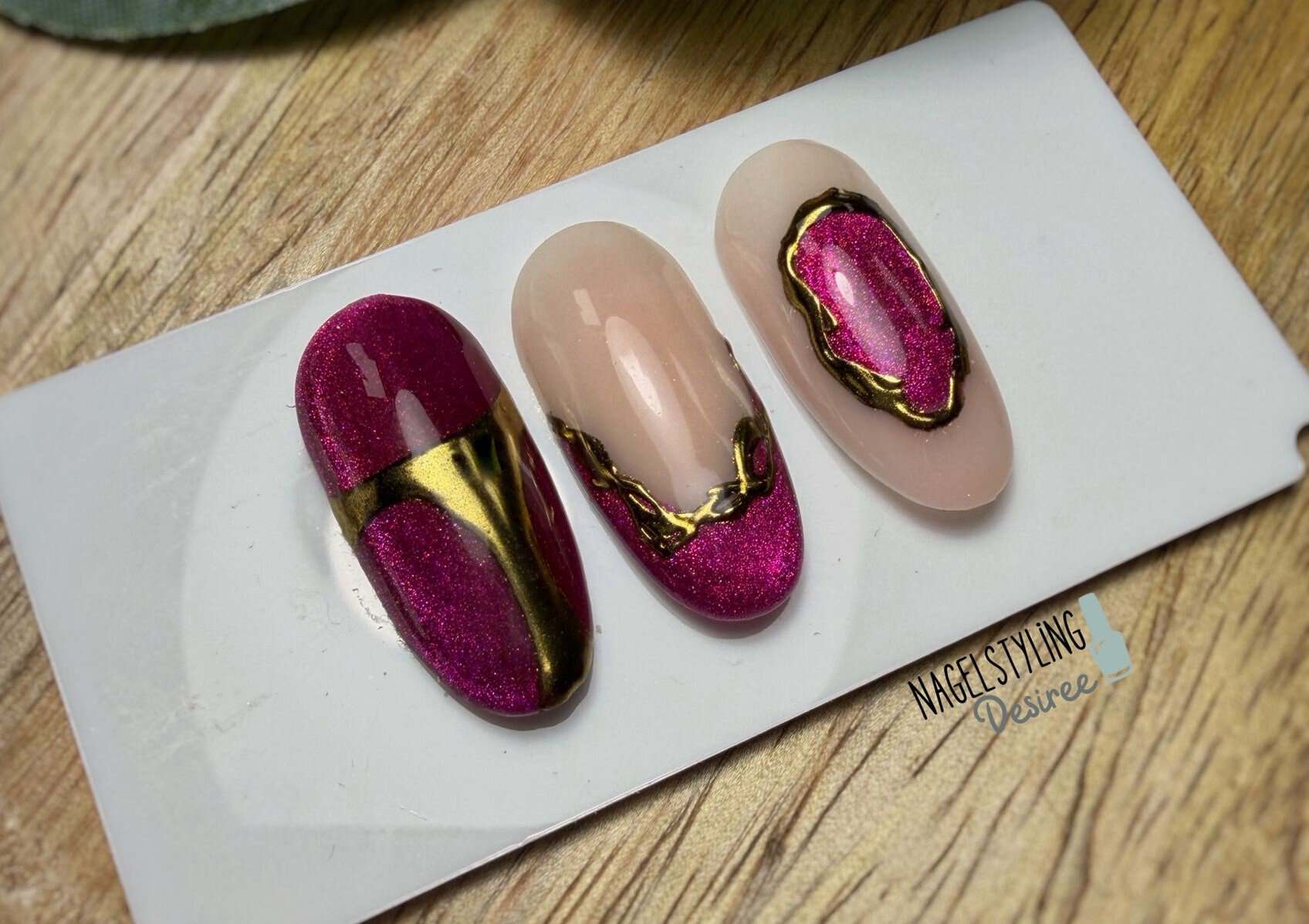 Elegante nagelstijlen met roze en nude kleuren met gouden details voor een luxe uitstraling.