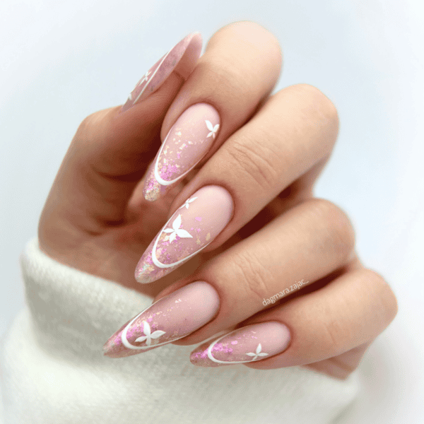 Elegante nagelkunst met witte vlinders en glitters op een natuurlijke nagelbasis.