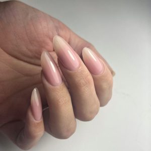 Prachtige gelnagels in een zachte roze tint, perfect voor elke gelegenheid.