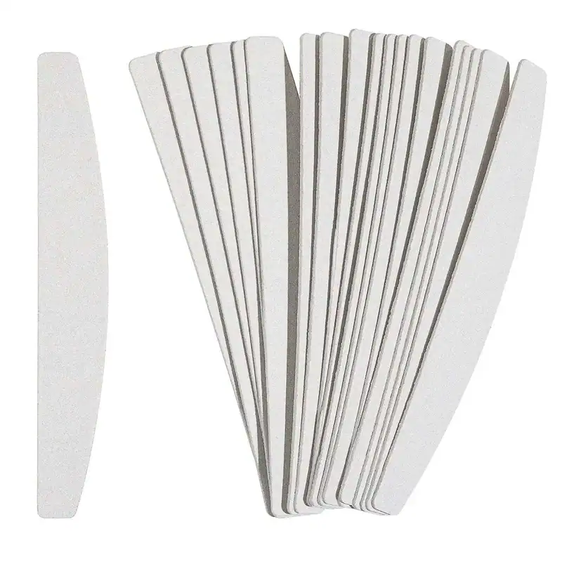 Set van witte nagelvijlen en tools voor professionele nagelverzorging.