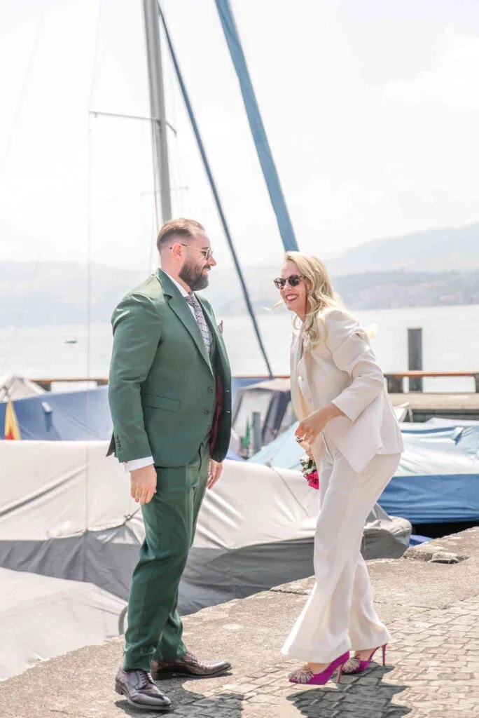 Hochzeitsfotografie mit Brautpaar am Hafen, lachend und glücklich.