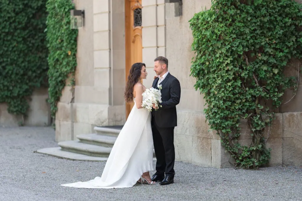 Hochzeitspaar vor altem Gebäude, romantische Hochzeitsfotografie.