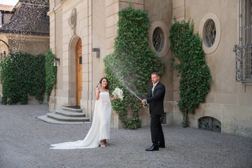 Hochzeit im Freien: Braut und Bräutigam vor historischem Gebäude, romantische Atmosphäre.