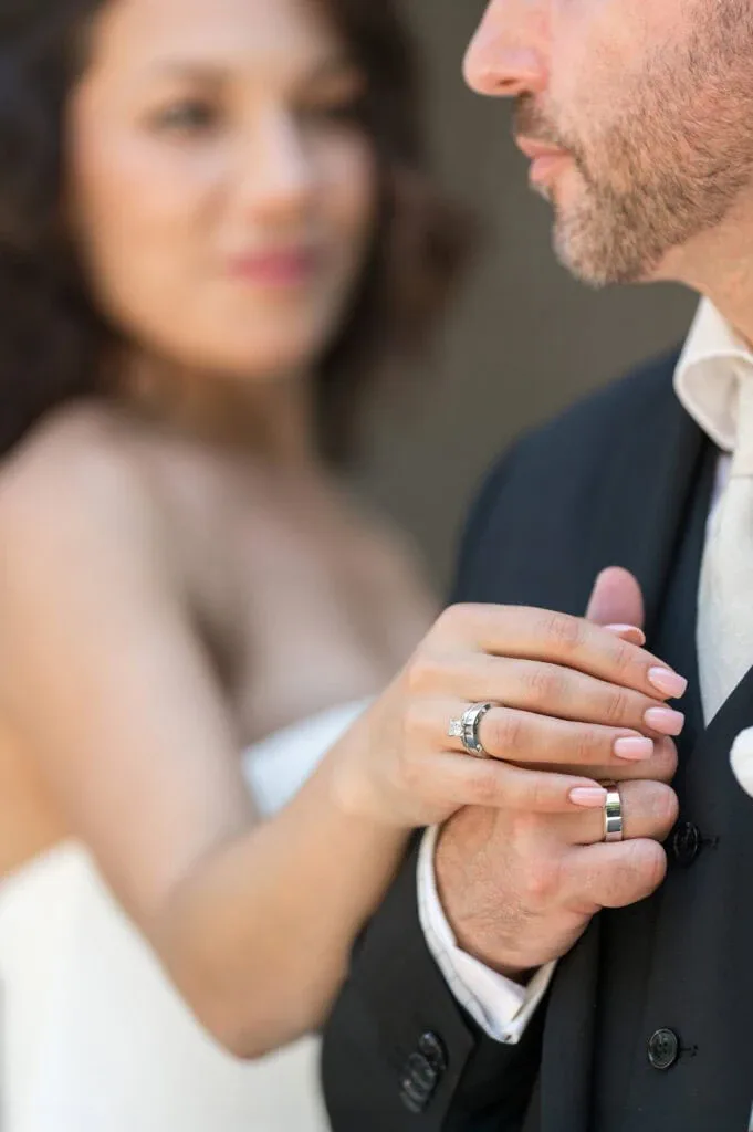 Braut und Bräutigam halten Händchen bei der Hochzeit, Nahaufnahme.