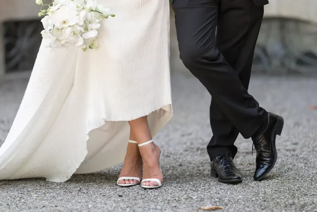 Detailaufnahme der Hochzeitschuhe und Kleider, romantische Stimmung.