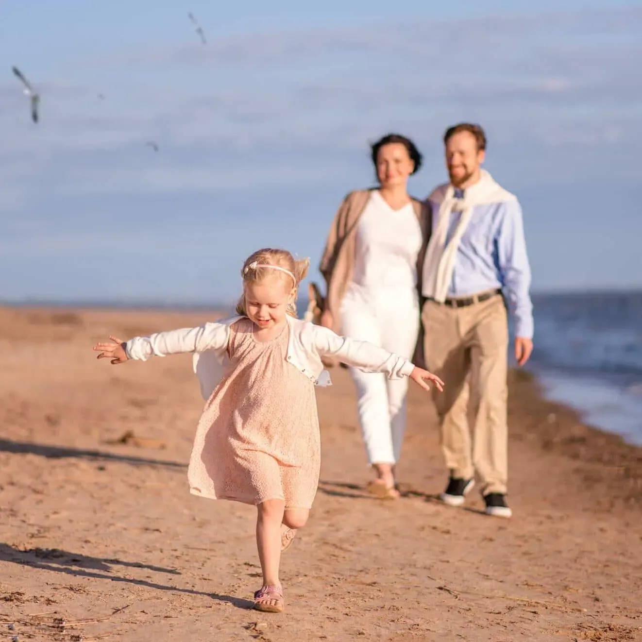 Hochzeitsfotografie am Strand Familie beim Spaziergang am Strand, Hochzeitsfotografie mit Herz.
