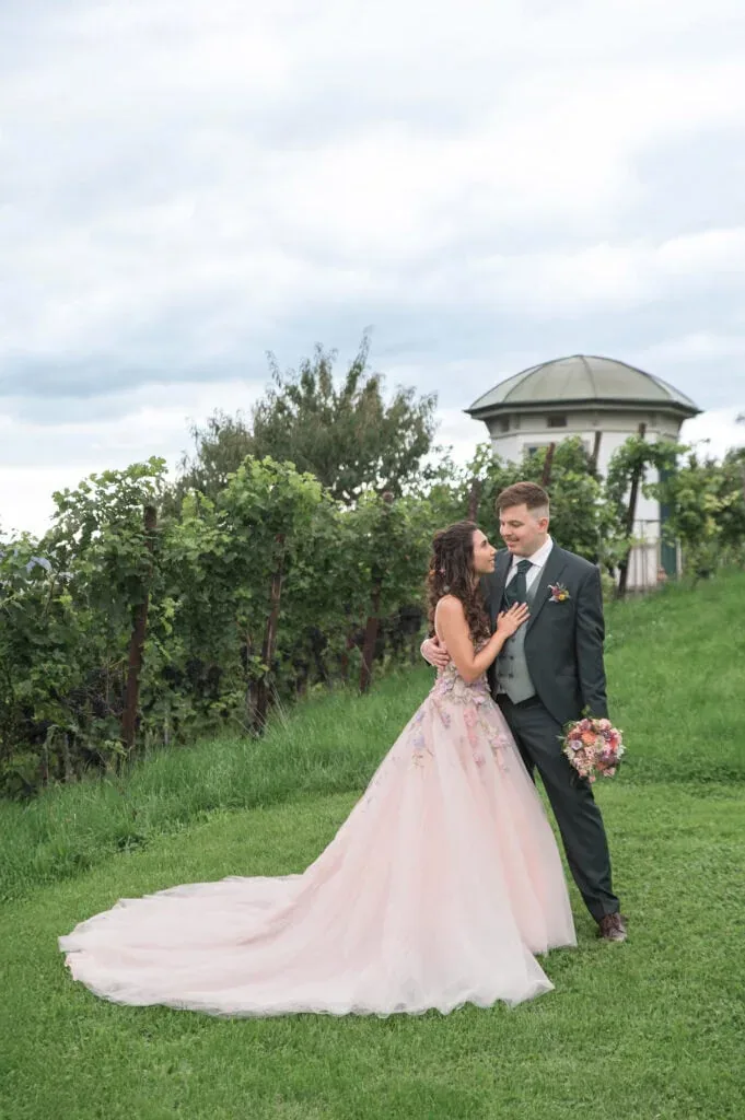 Brautpaar bei Hochzeit im Freien, umgeben von Natur und Himmel.