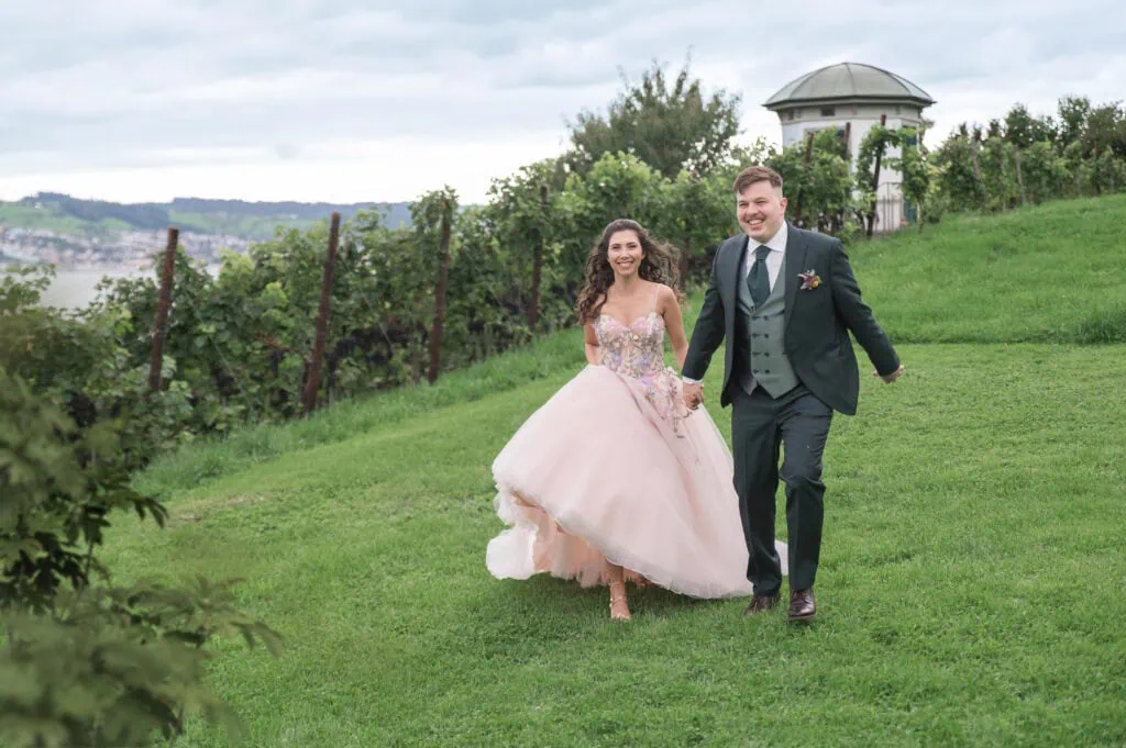 Glückliches Brautpaar bei Hochzeit im Grünen, Natur und Himmel im Hintergrund.