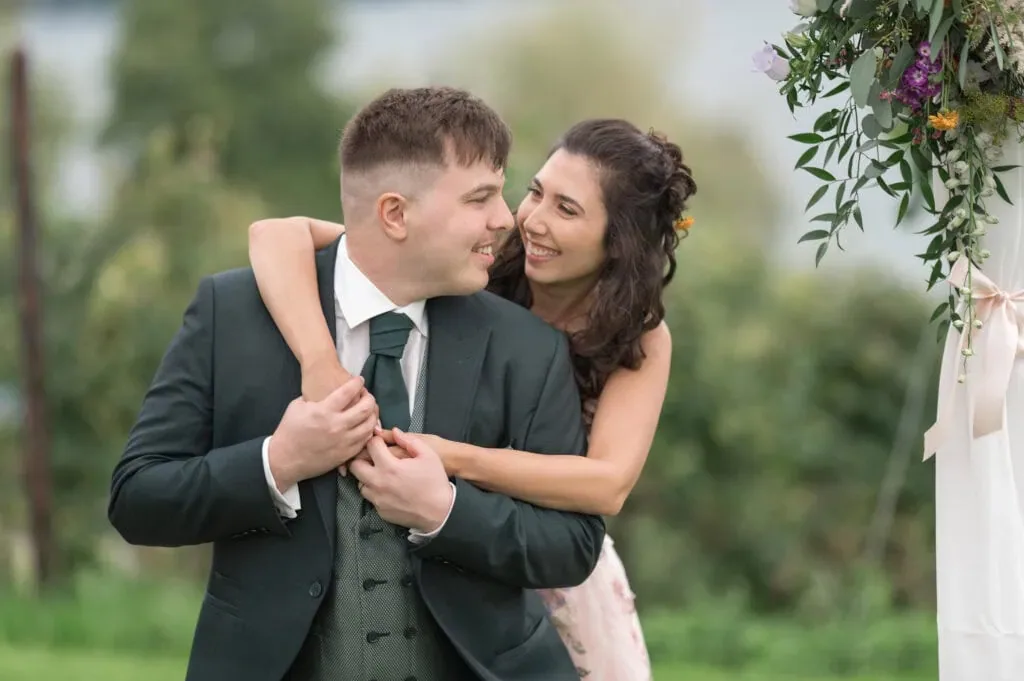 Liebespaar bei der Hochzeit, emotionale Aufnahme im Grünen, Inna Rose Fotografin.