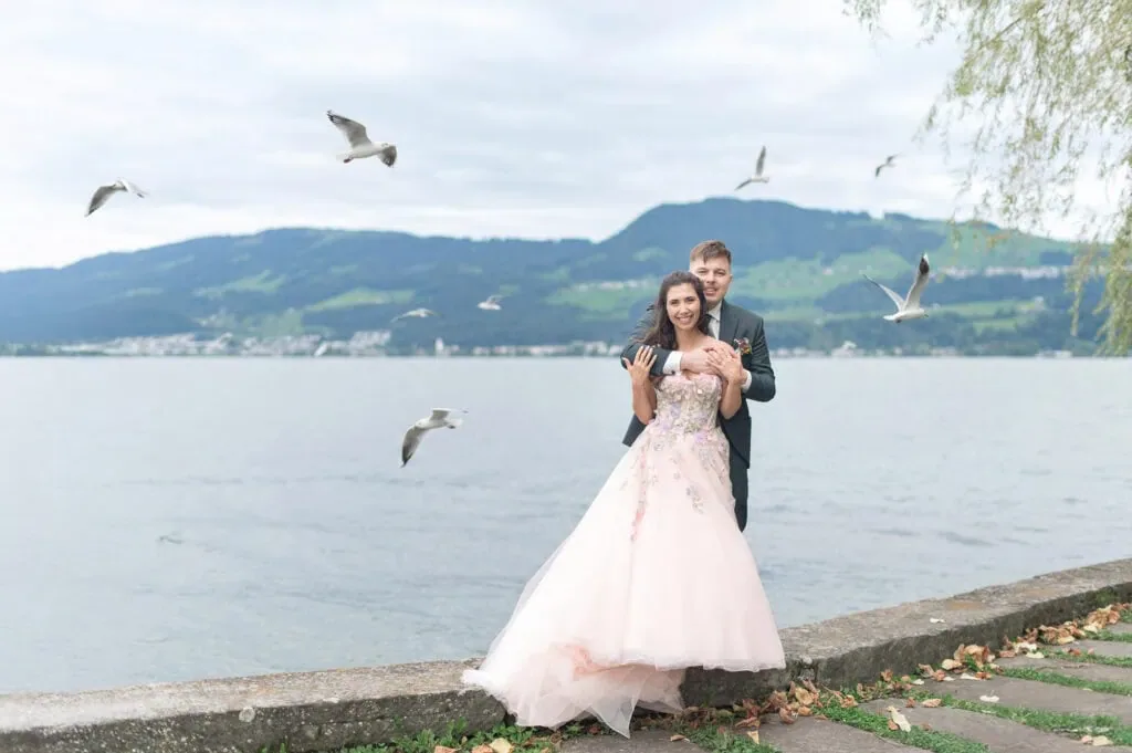 Hochzeitsfotografie mit Braut und Bräutigam am Wasser, romantisches Paarshooting im Freien.