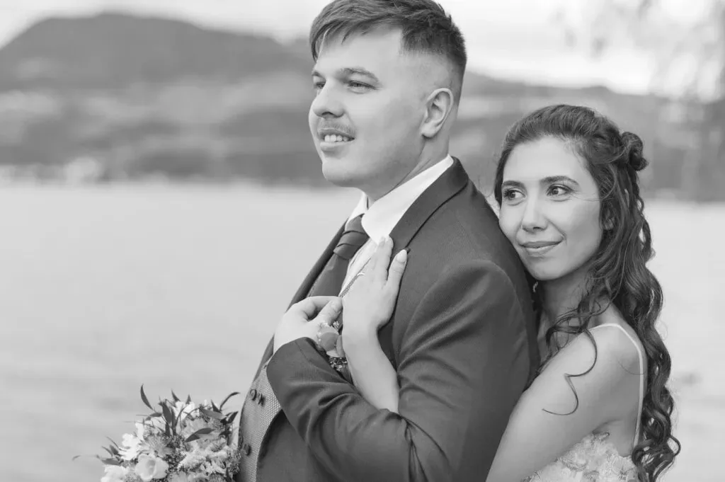 Brautpaar bei Hochzeit im Freien, romantische Stimmung, Schwarz-Weiß.