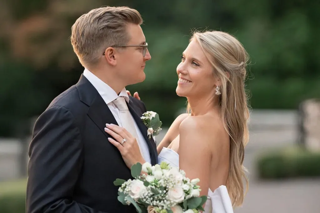 Hochzeitsfotografie von Inna Rose: Ein glückliches Brautpaar bei der Zeremonie.