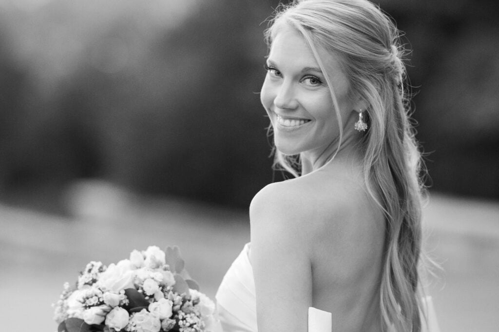 Hochzeitsfotografin Inna Rose zeigt eine strahlende Braut mit Blumenstrauß.