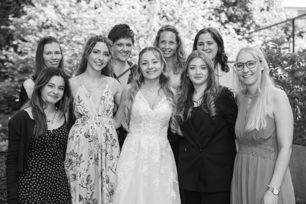 Hochzeitsfotografie mit Herz: Gruppe von Frauen bei einer Feier im Freien.