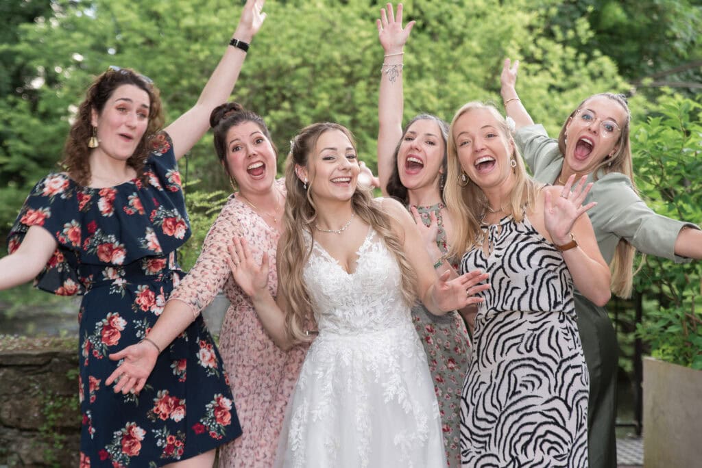 Hochzeitsfotografie mit Herz: Freundinnen feiern die Braut im Grünen.