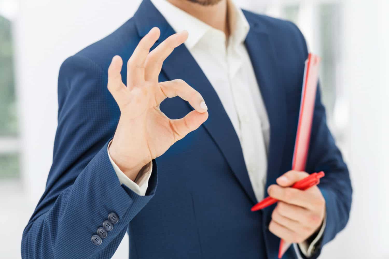 Auditor de calidad dando el visto bueno a las certificaciones de tu empresa.