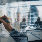 outils de management sur tableau blanc et équipe en réunion