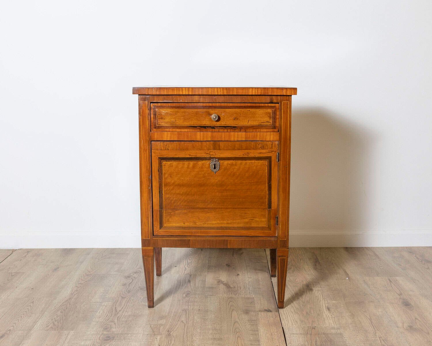 Italian Louis XVI Walnut Bedside Table with Veneered Inlay, Late 18th Century - JAA