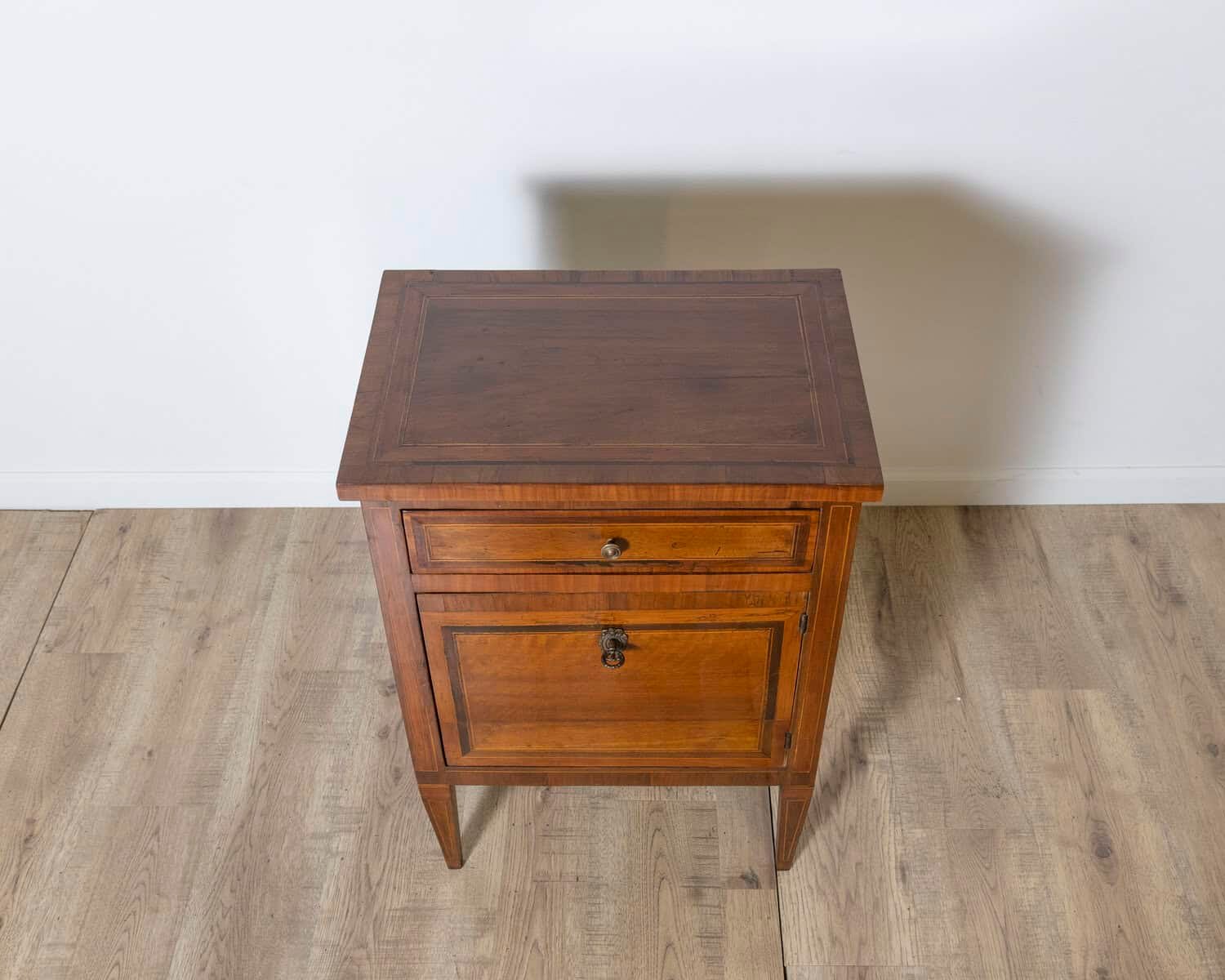 Italian Louis XVI Walnut Bedside Table with Veneered Inlay, Late 18th Century - JAA