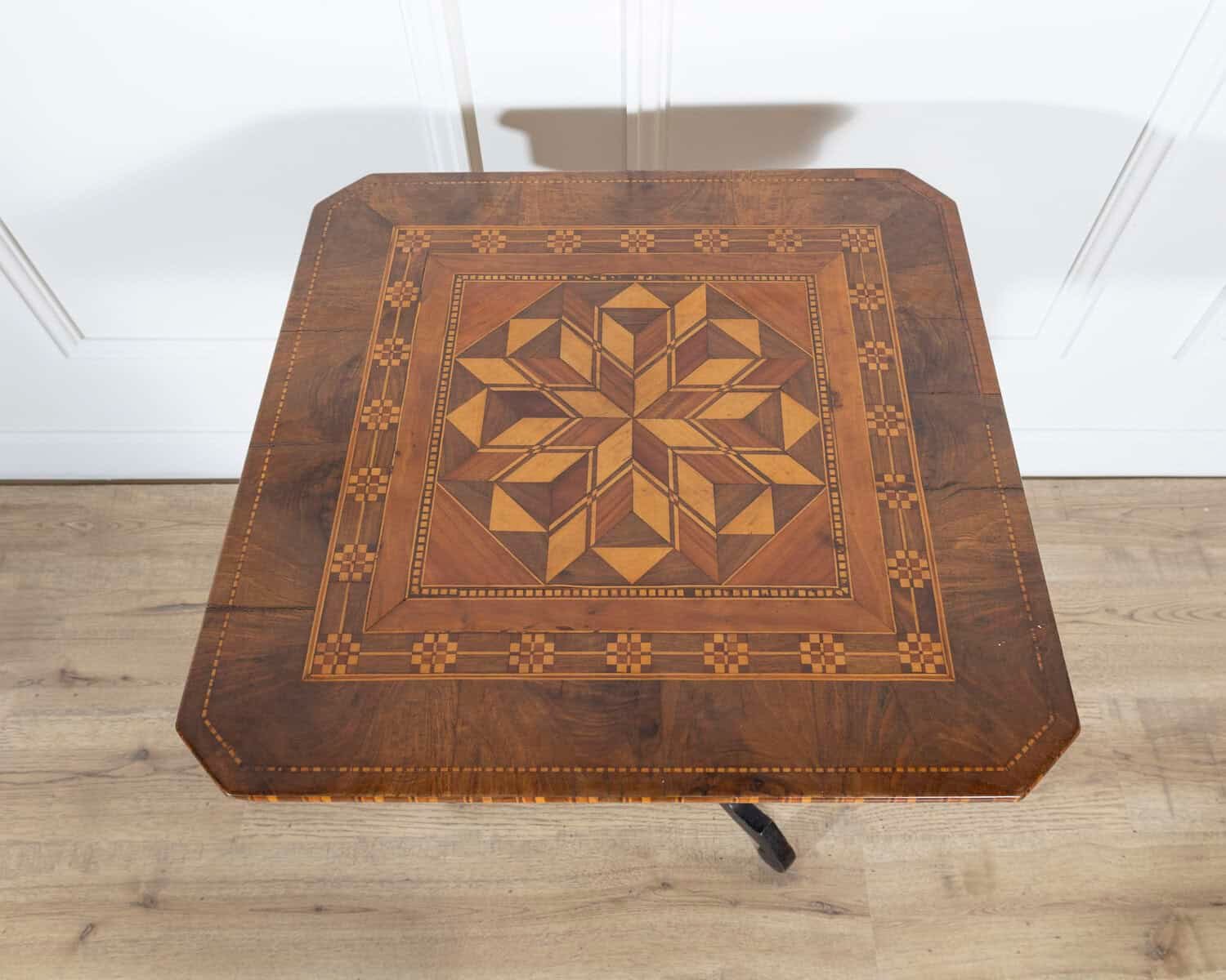Small Italian Marquetry Table in Walnut, Rosewood, and Maple, First Half of the 19th Century - JAA