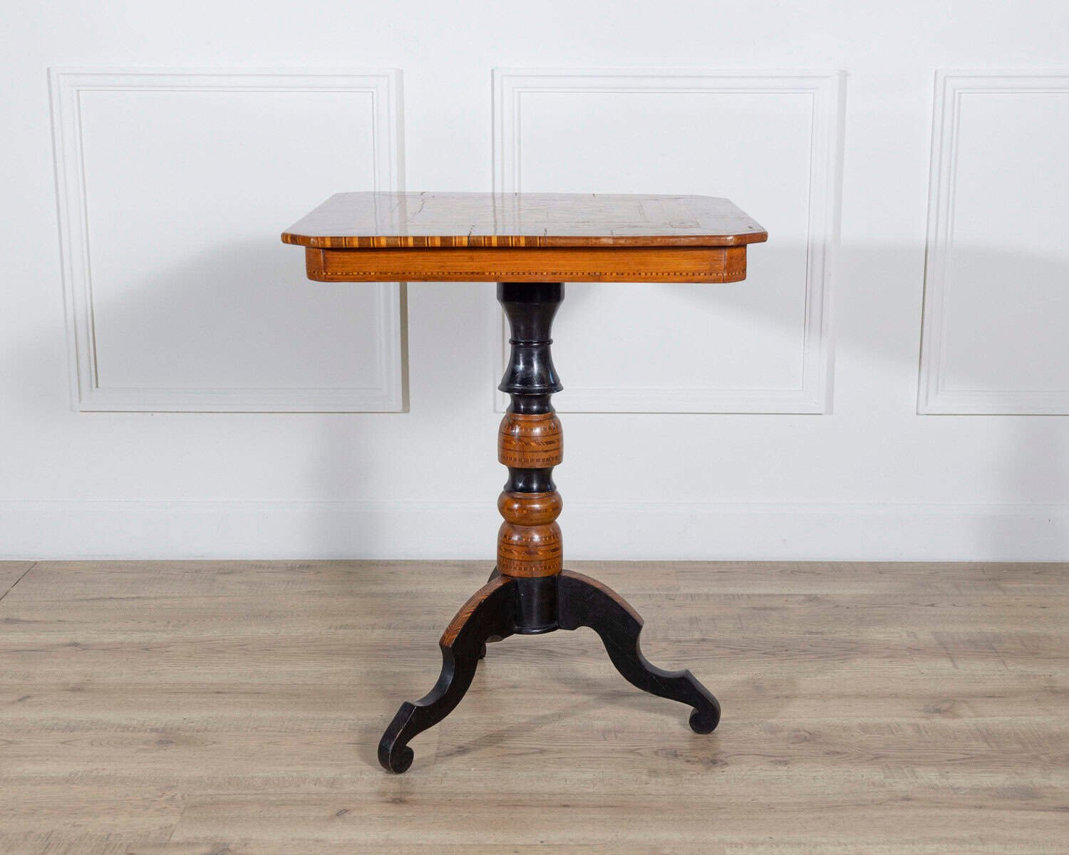 Small Italian Marquetry Table in Walnut, Rosewood, and Maple, First Half of the 19th Century - JAA