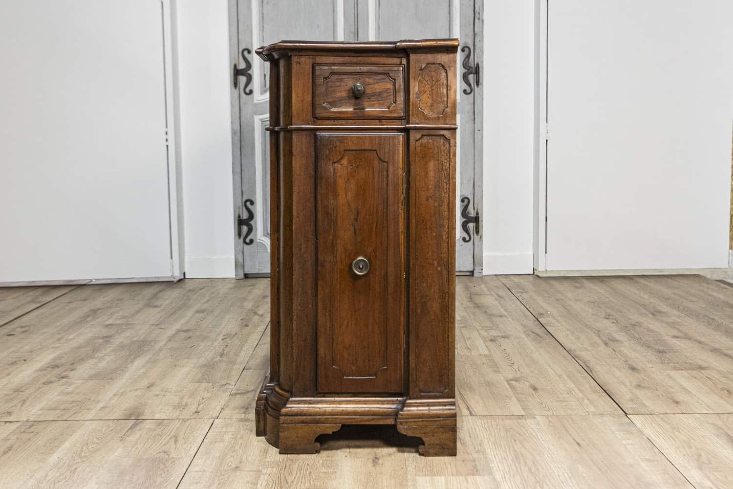 Italian 1700s Walnut Credenza with Four Drawers, Four Doors and Pilasters - JAA