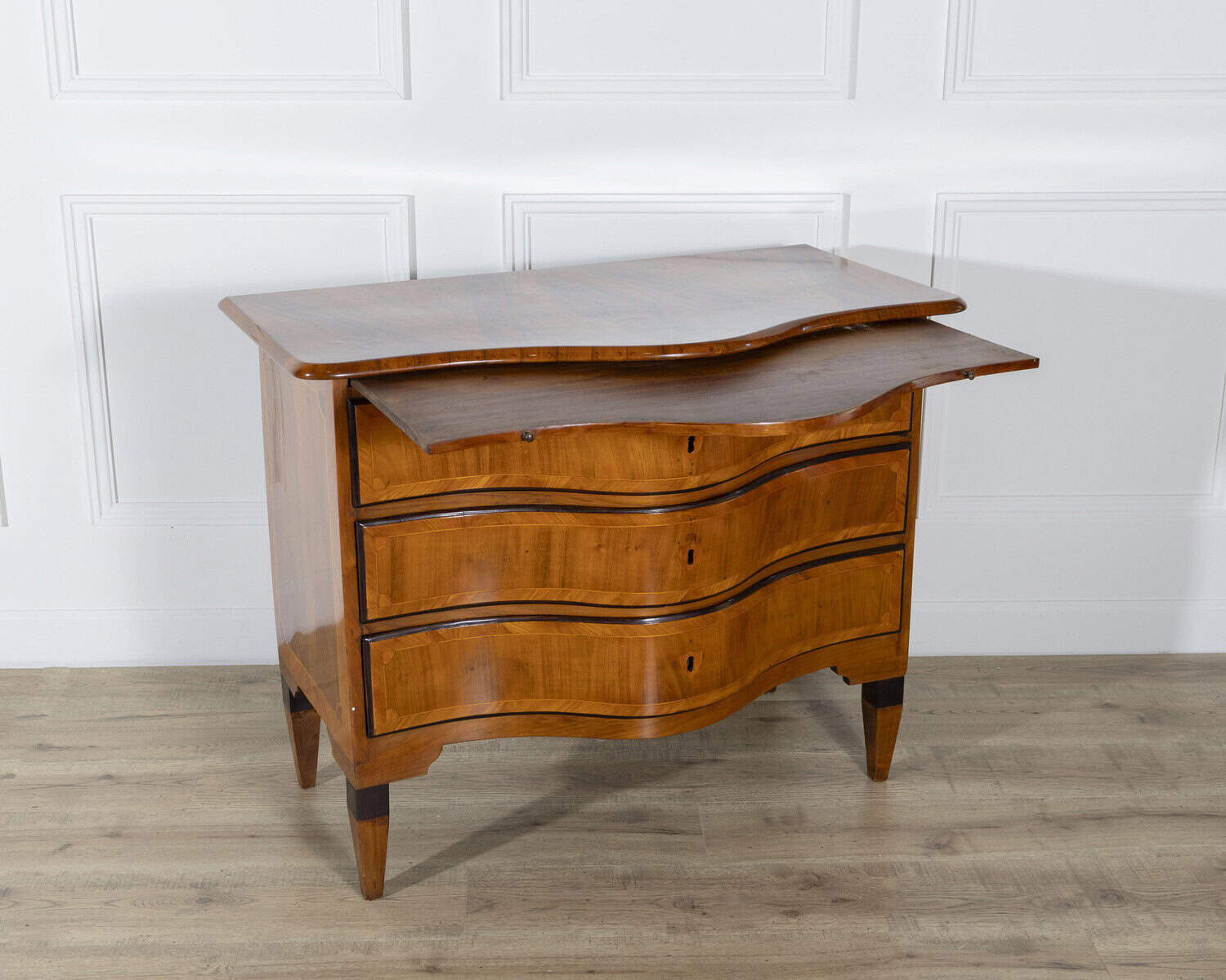 18th-Century Italian Louis XV- Louis XVI Walnut Serpentine Chest with Burl Top, c.1770 - JAA