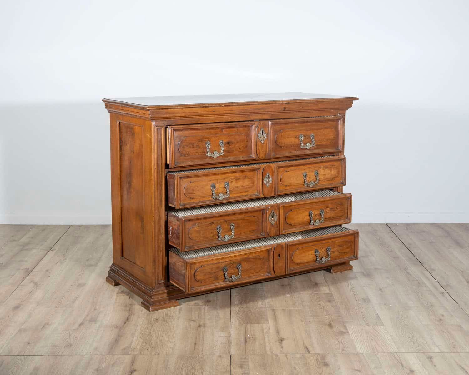 Walnut Chest Of Drawers, Lombardy, Early 18th Century - JAA