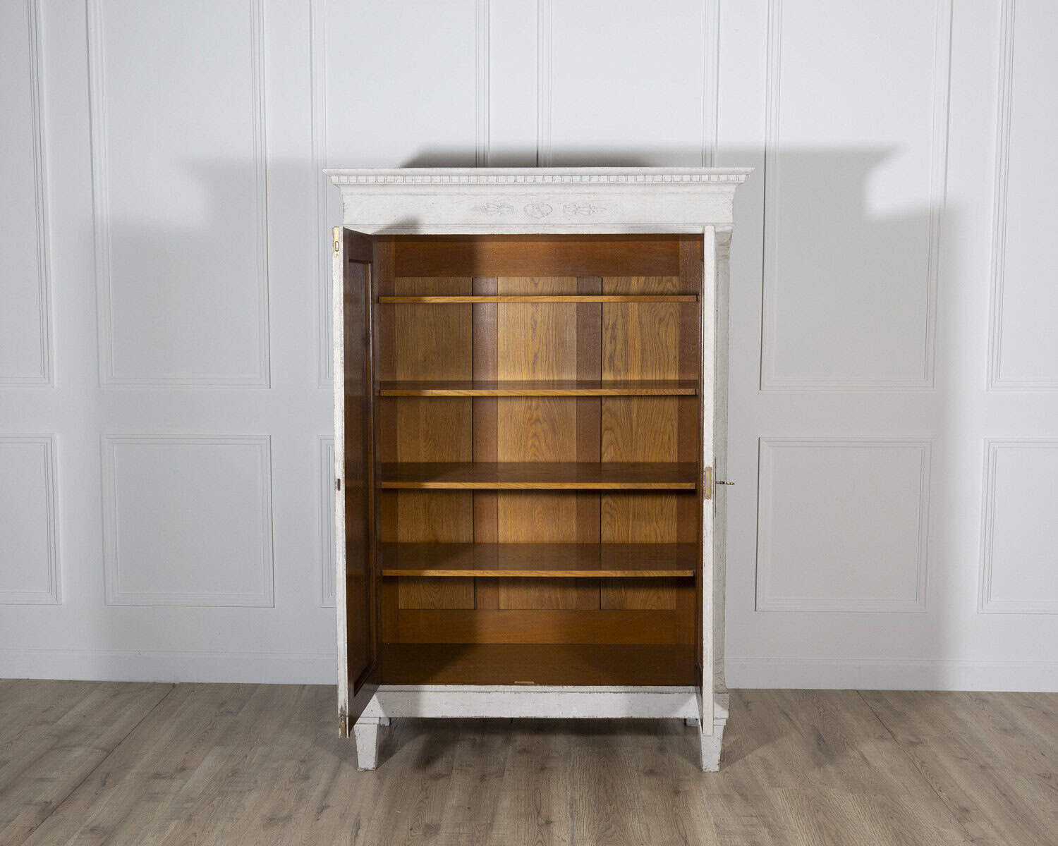 Beautiful large Swedish linen closet in Gustavian style Ca. year 1910 - JAA