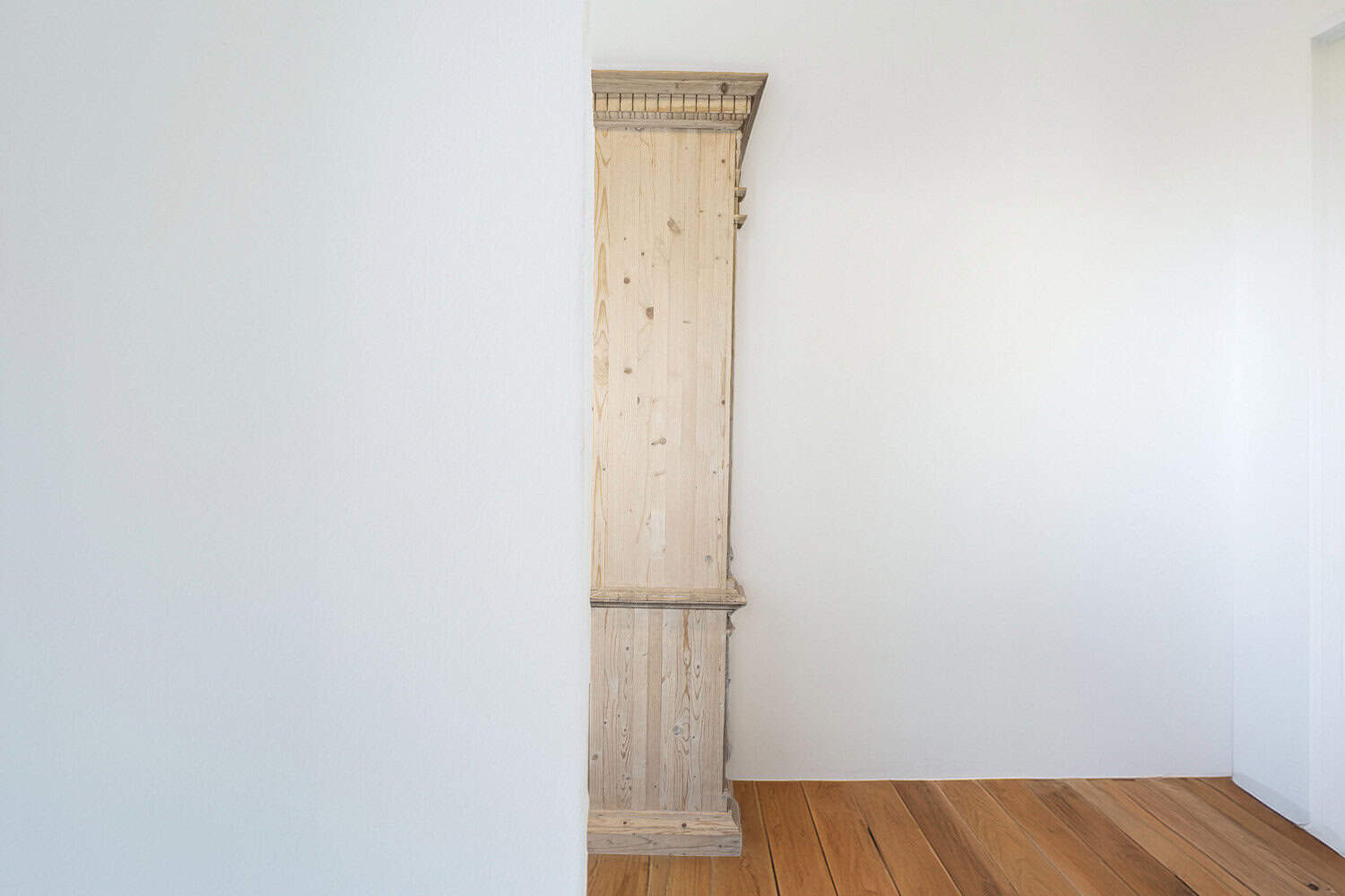 Italian Neoclassical Style Carved Pine Bookcase with Arched Motifs and Capitals - JAA