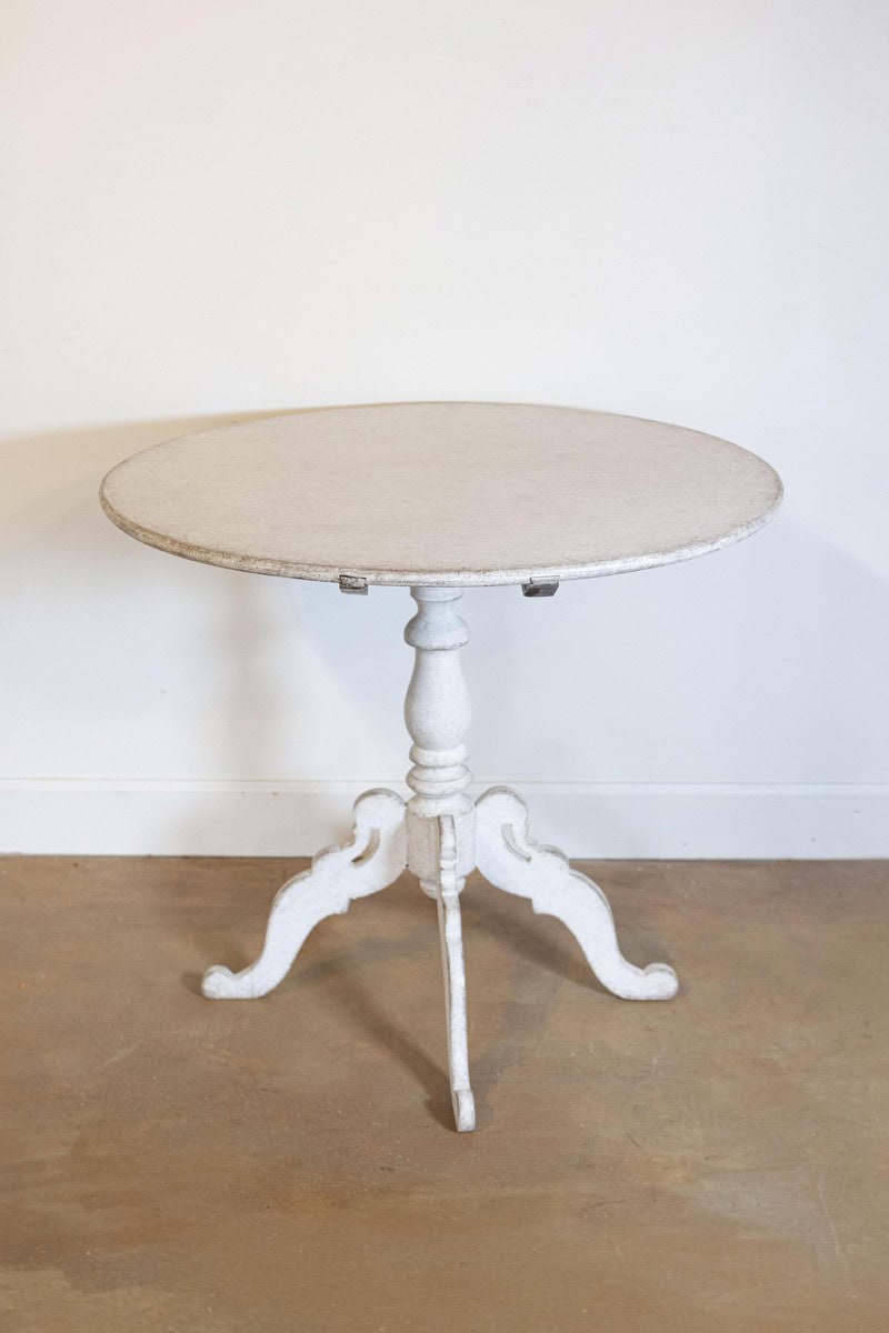 1860s Swedish Light Grey Painted Tilt-Top Table with Round Top and Carved Legs - JAA