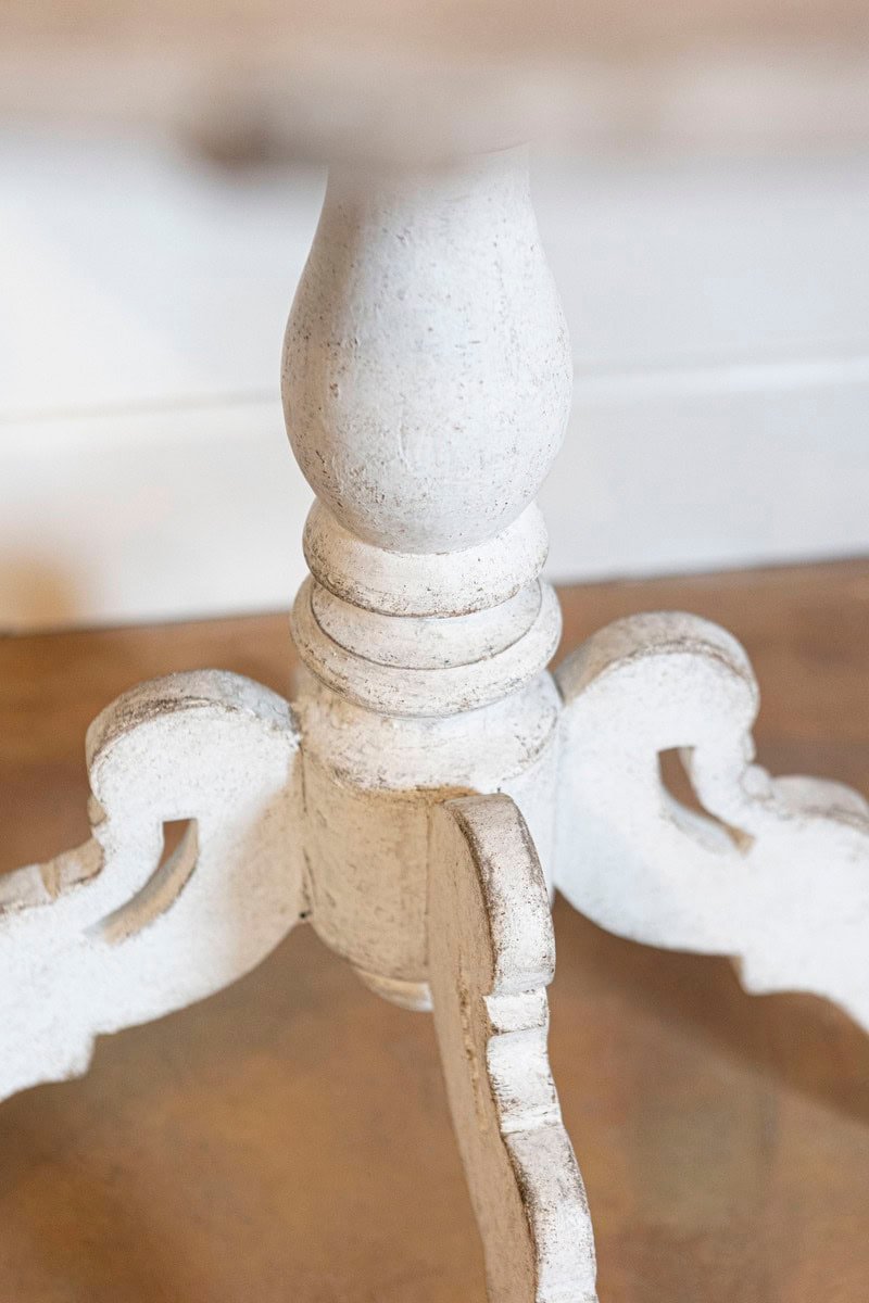 1860s Swedish Light Grey Painted Tilt-Top Table with Round Top and Carved Legs - JAA