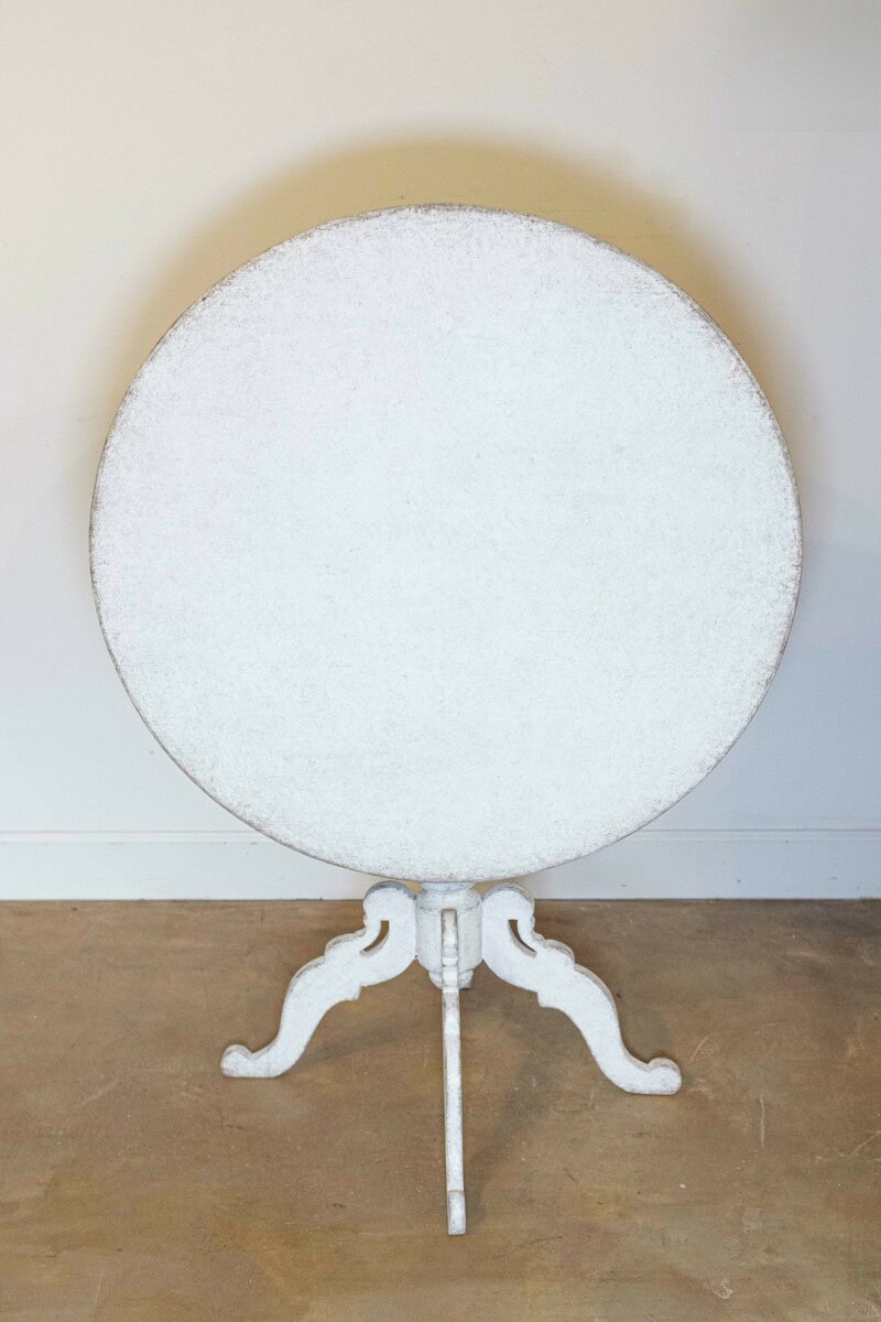 1860s Swedish Light Grey Painted Tilt-Top Table with Round Top and Carved Legs - JAA