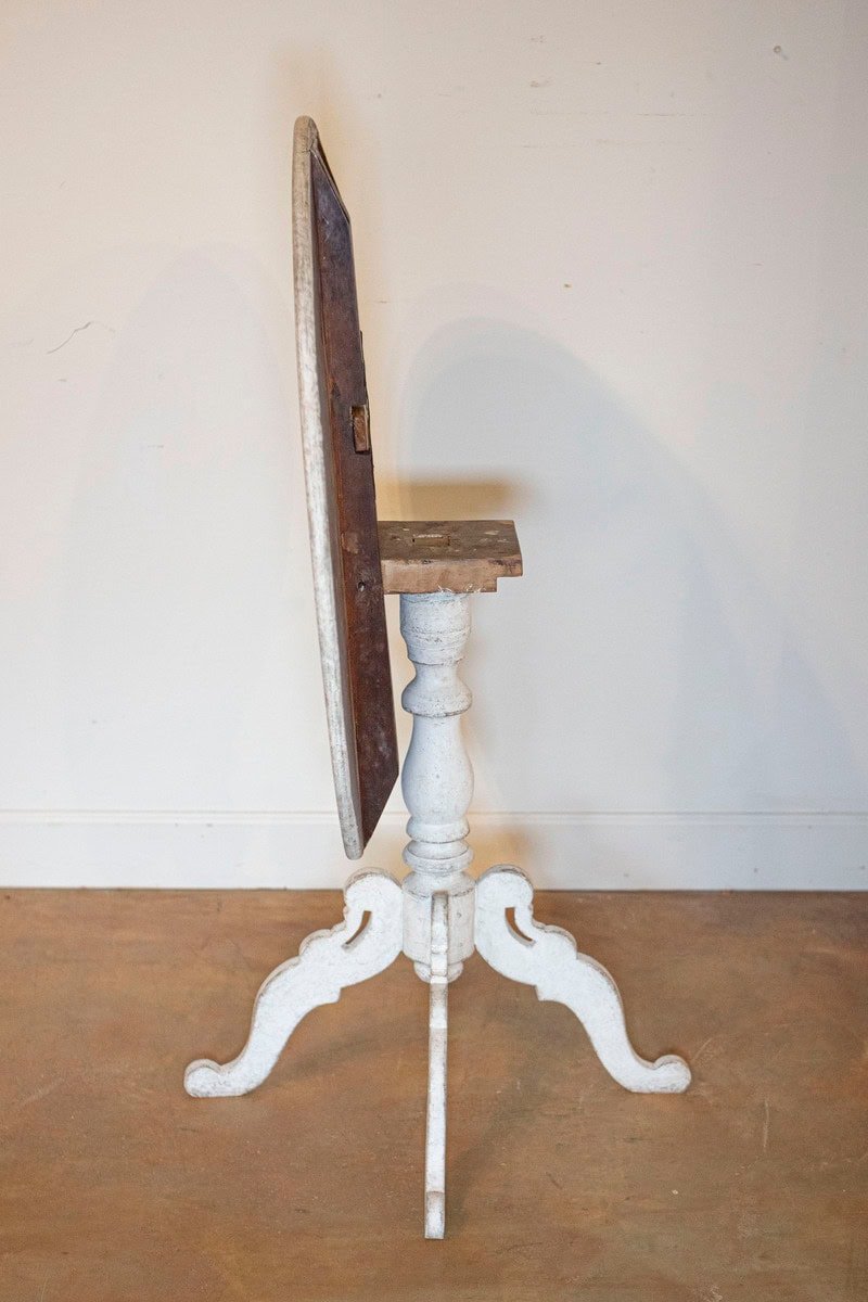1860s Swedish Light Grey Painted Tilt-Top Table with Round Top and Carved Legs - JAA