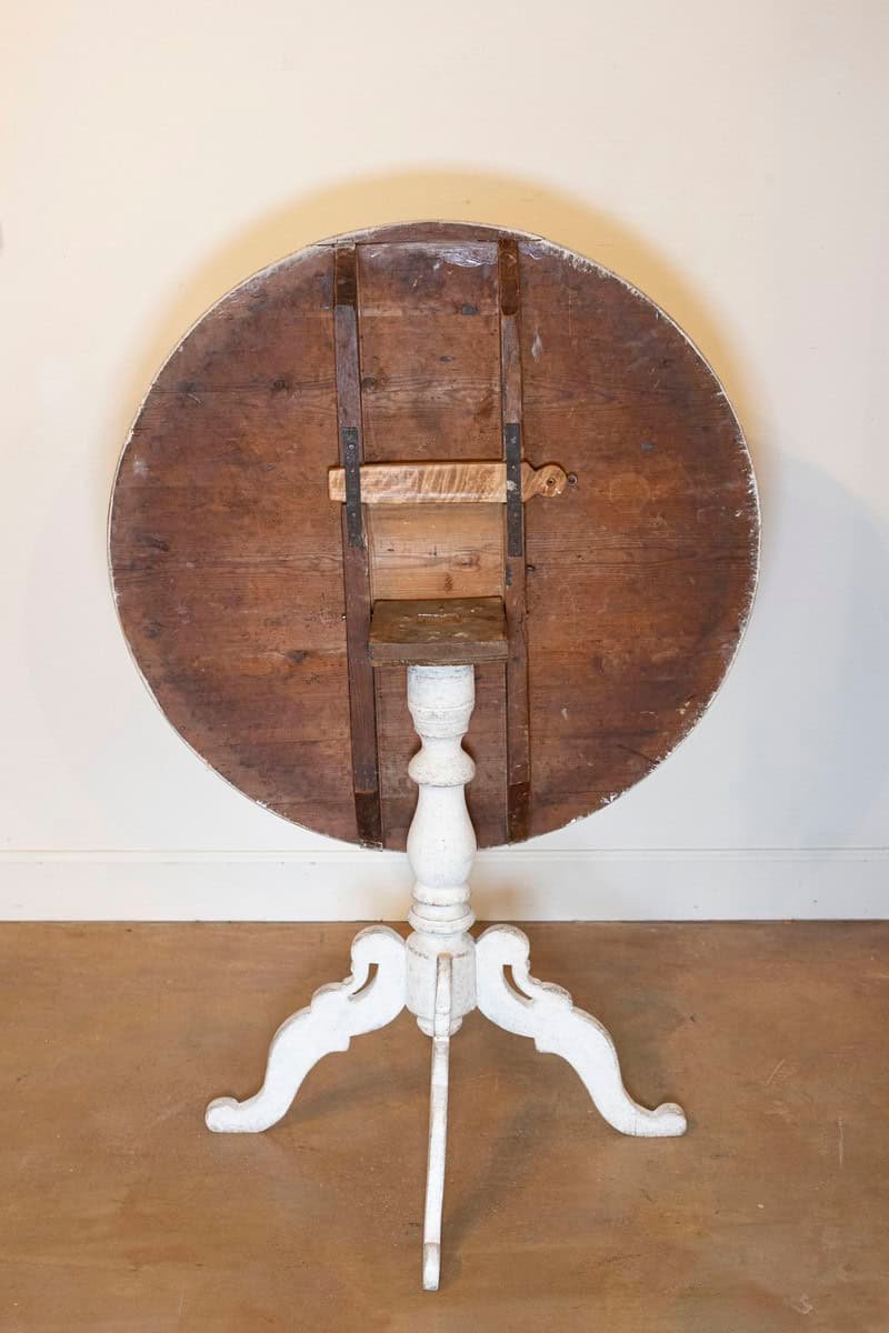 1860s Swedish Light Grey Painted Tilt-Top Table with Round Top and Carved Legs - JAA
