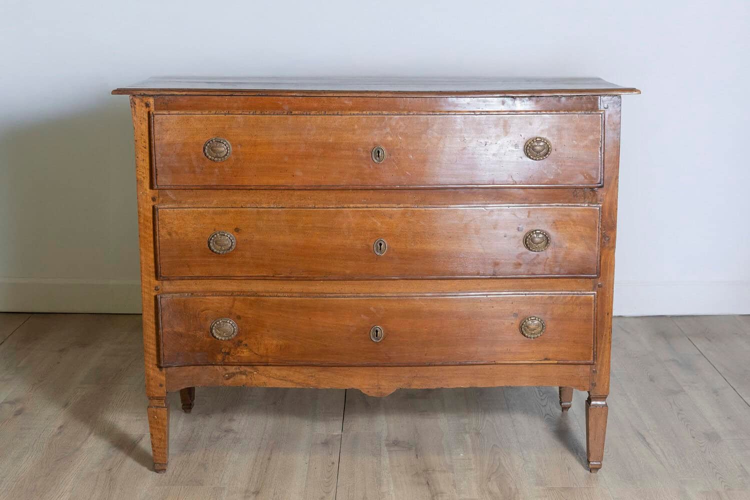 Italian 1820s Serpentine Front Walnut Commode with Three Drawers - JAA