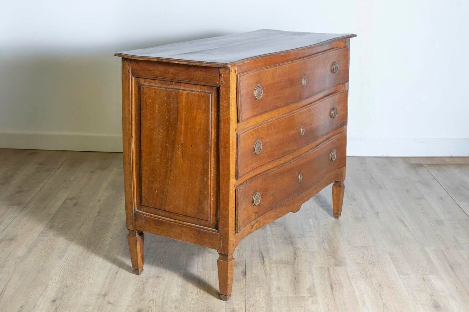 Italian 1820s Serpentine Front Walnut Commode with Three Drawers - JAA
