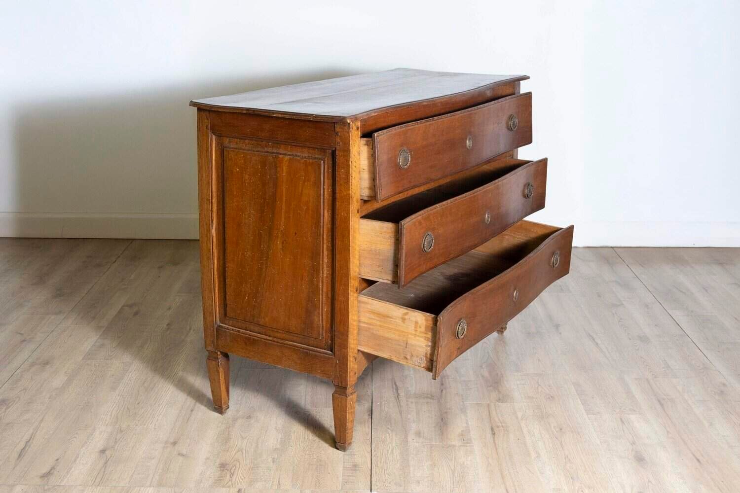 Italian 1820s Serpentine Front Walnut Commode with Three Drawers - JAA
